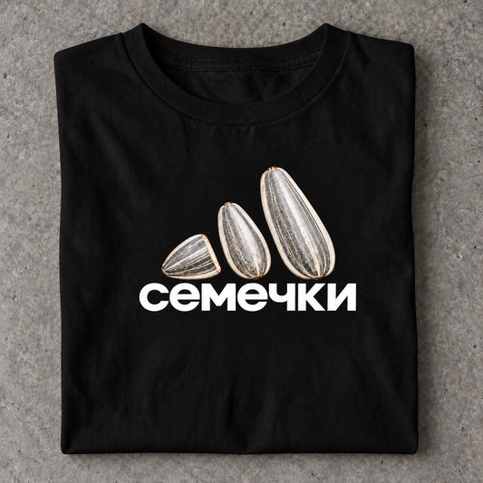 Slavikstyle cemechki-shirt – Schwarz – Mockup auf Beton
