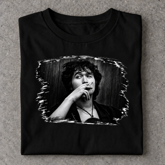 Slavikstyle coy-shirt – Schwarz – Mockup auf Beton