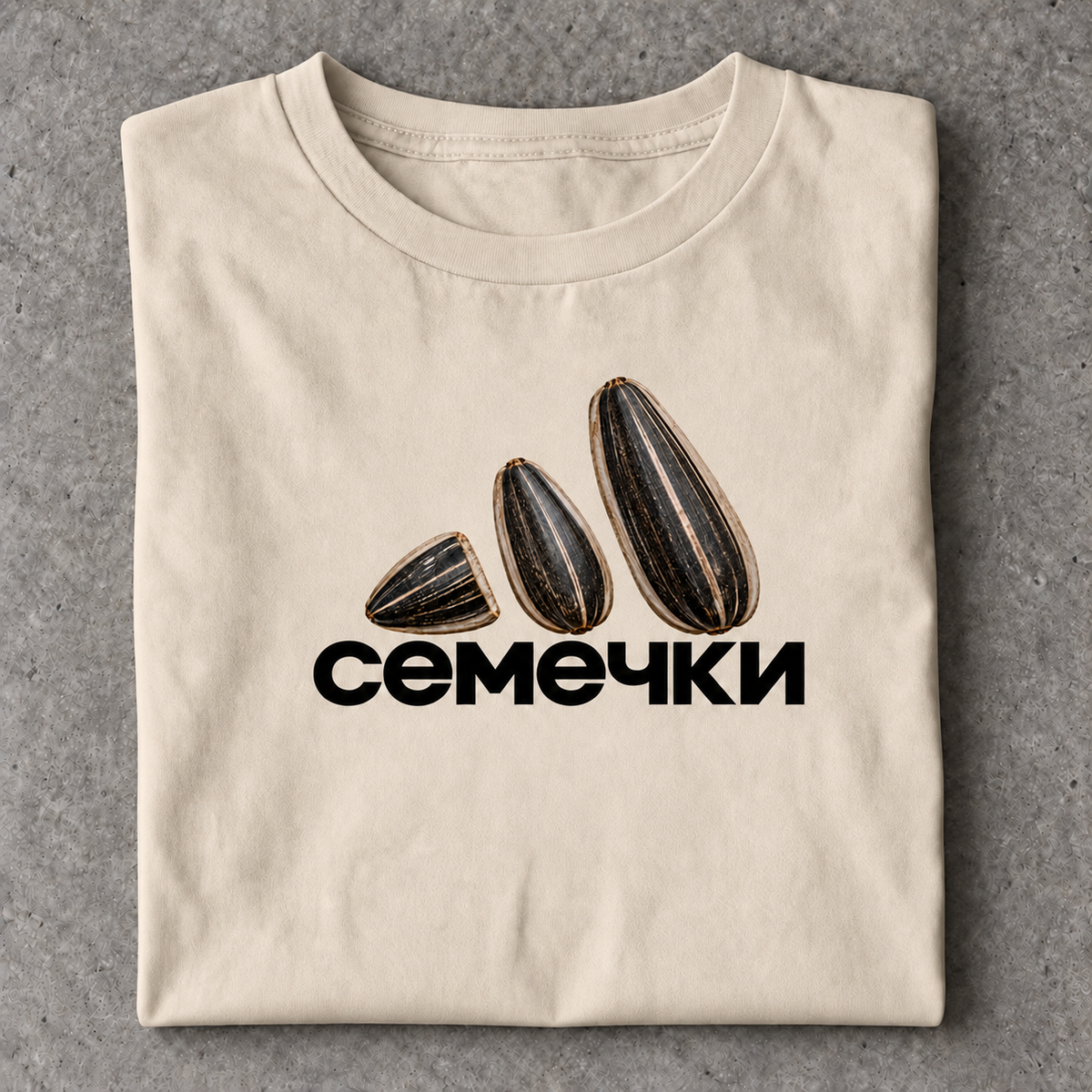 Slavikstyle cemechki-shirt – Sand – Mockup auf Beton