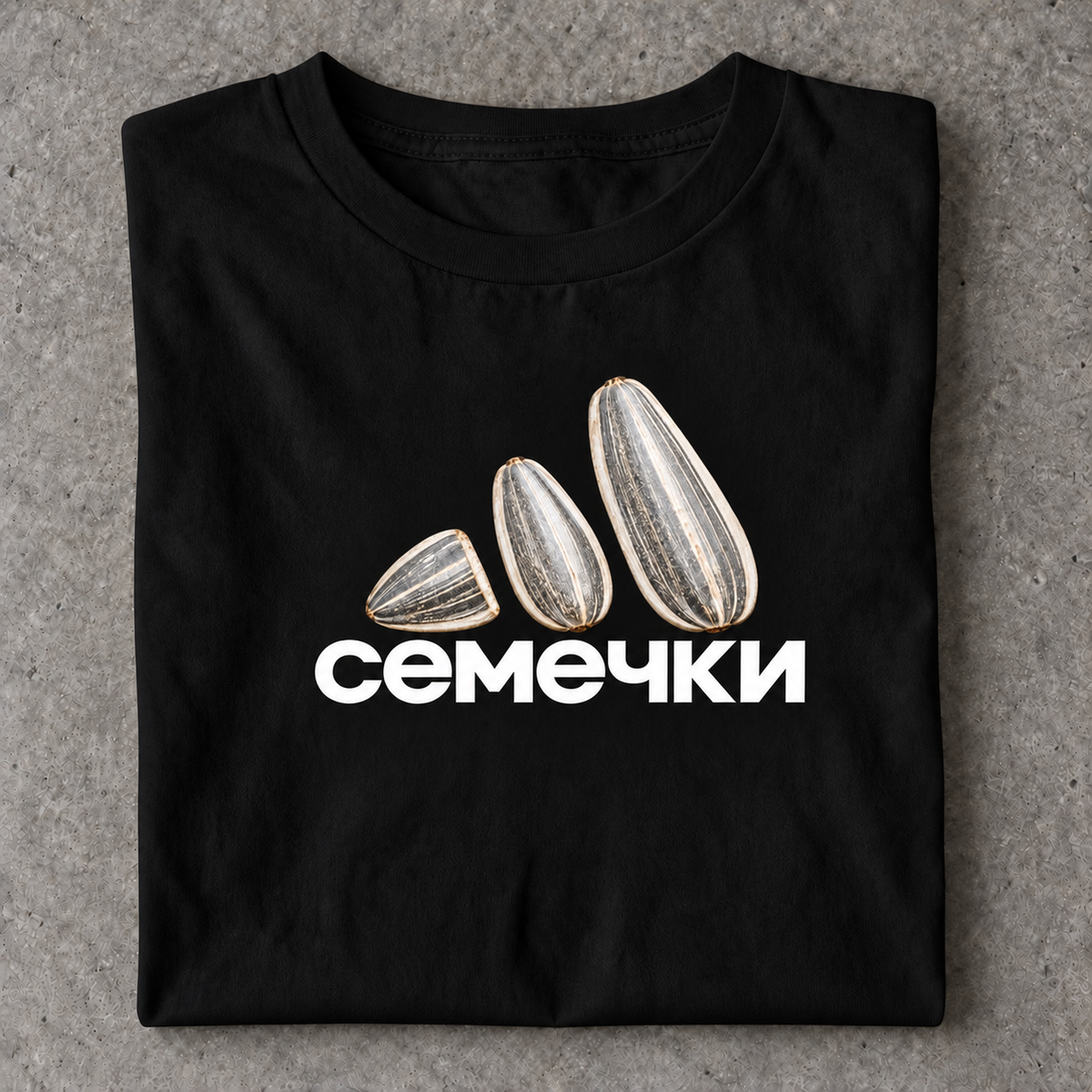 Slavikstyle cemechki-shirt – Schwarz – Mockup auf Beton