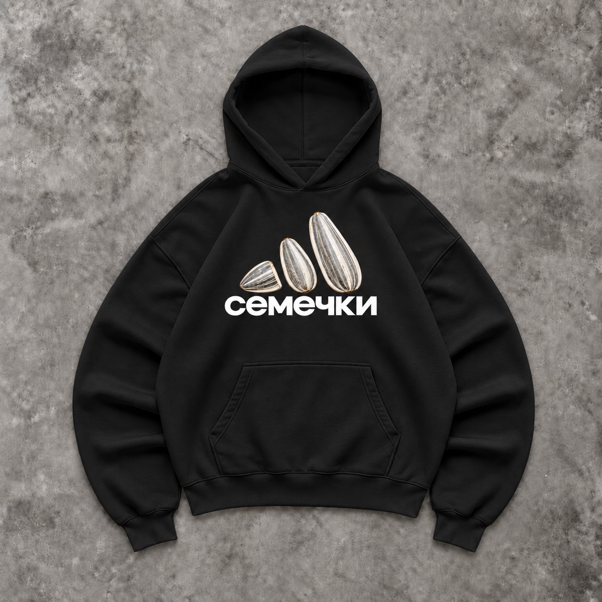 Slavikstyle chemeki-hoodie – Schwarz – Mockup auf Beton