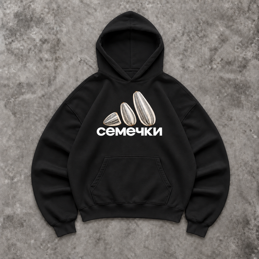 Slavikstyle chemeki-hoodie – Schwarz – Mockup auf Beton