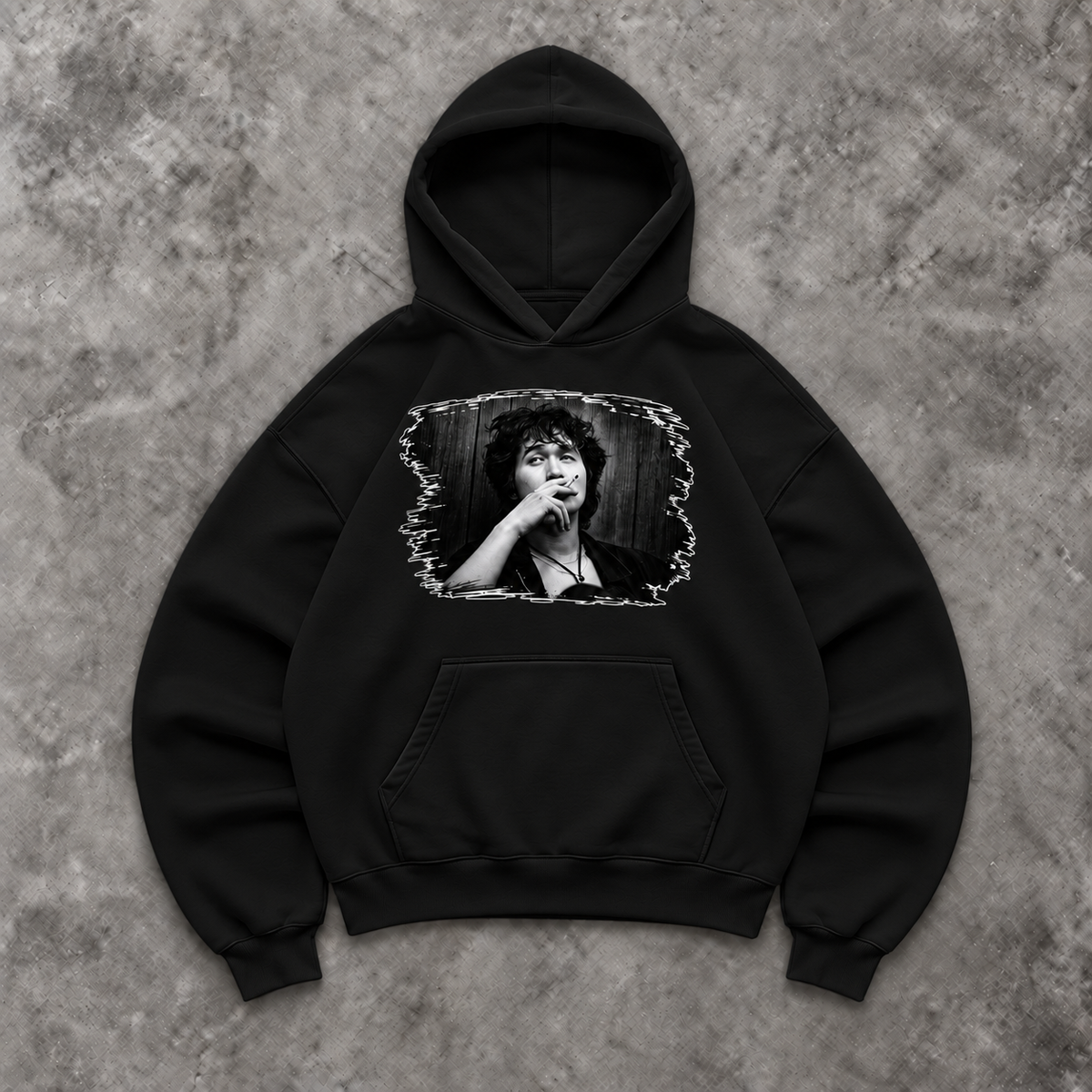 Slavikstyle coy-hoodie – Schwarz – Mockup auf Beton