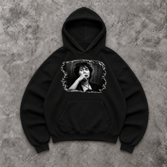 Slavikstyle coy-hoodie – Schwarz – Mockup auf Beton
