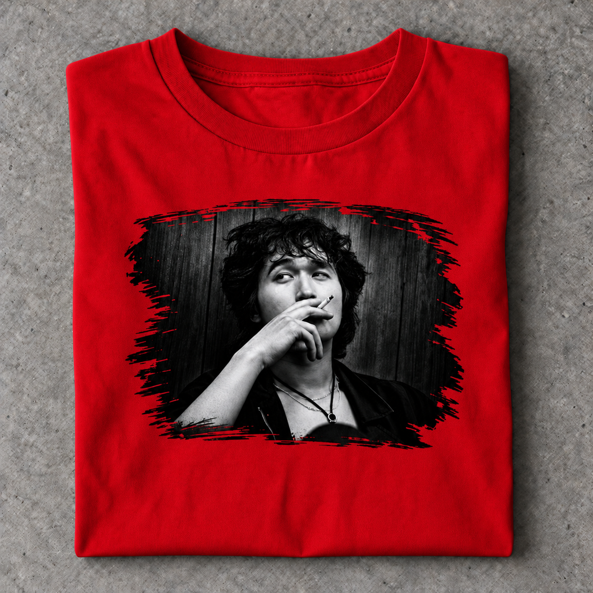 Slavikstyle coy-shirt – Rot – Mockup auf Beton