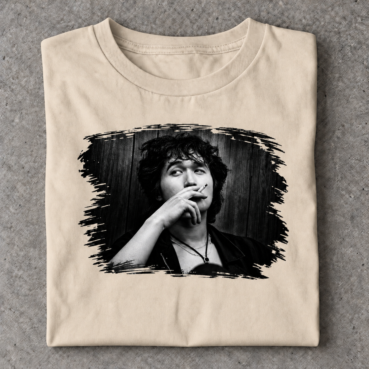 Slavikstyle coy-shirt – Sand – Mockup auf Beton