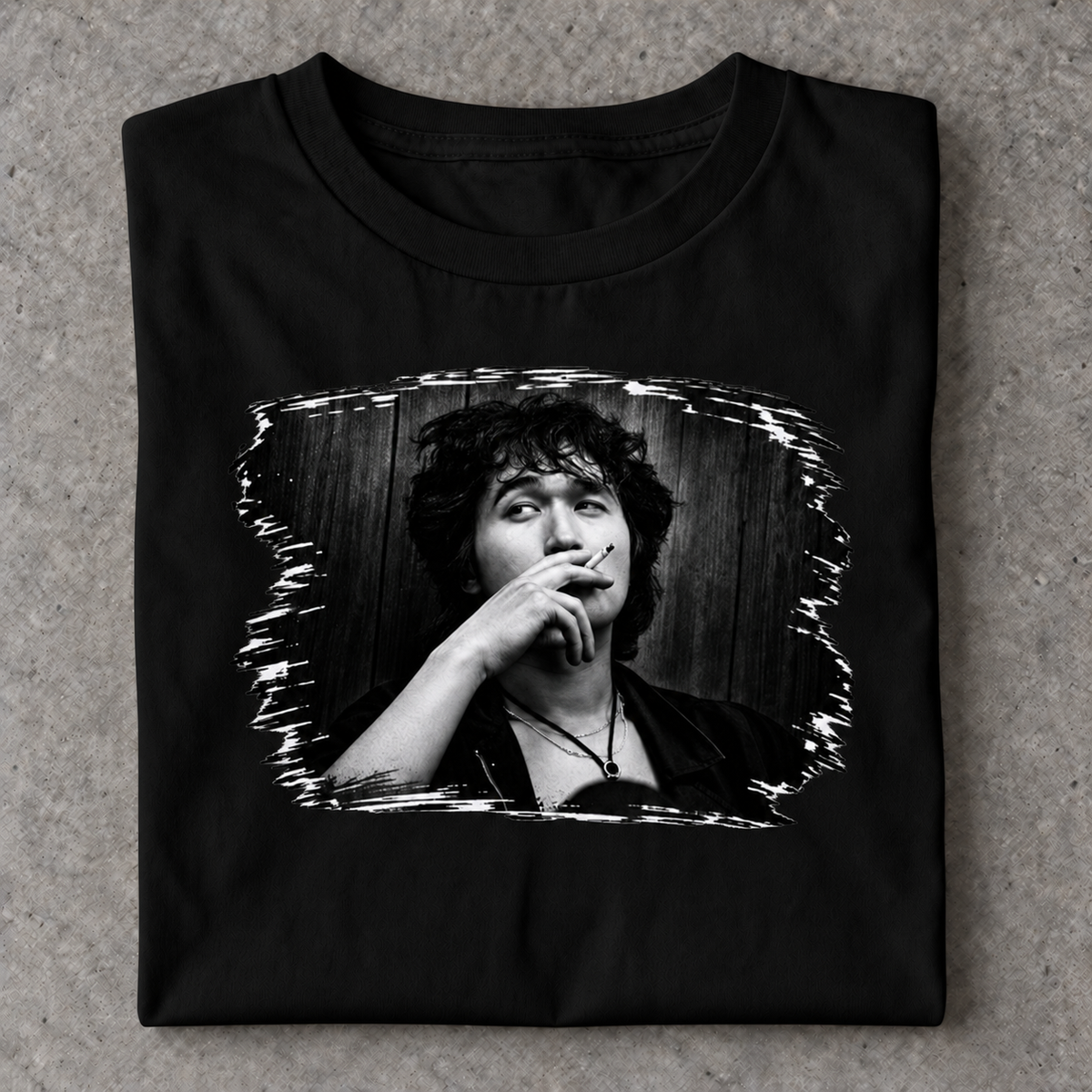 Slavikstyle coy-shirt – Schwarz – Mockup auf Beton
