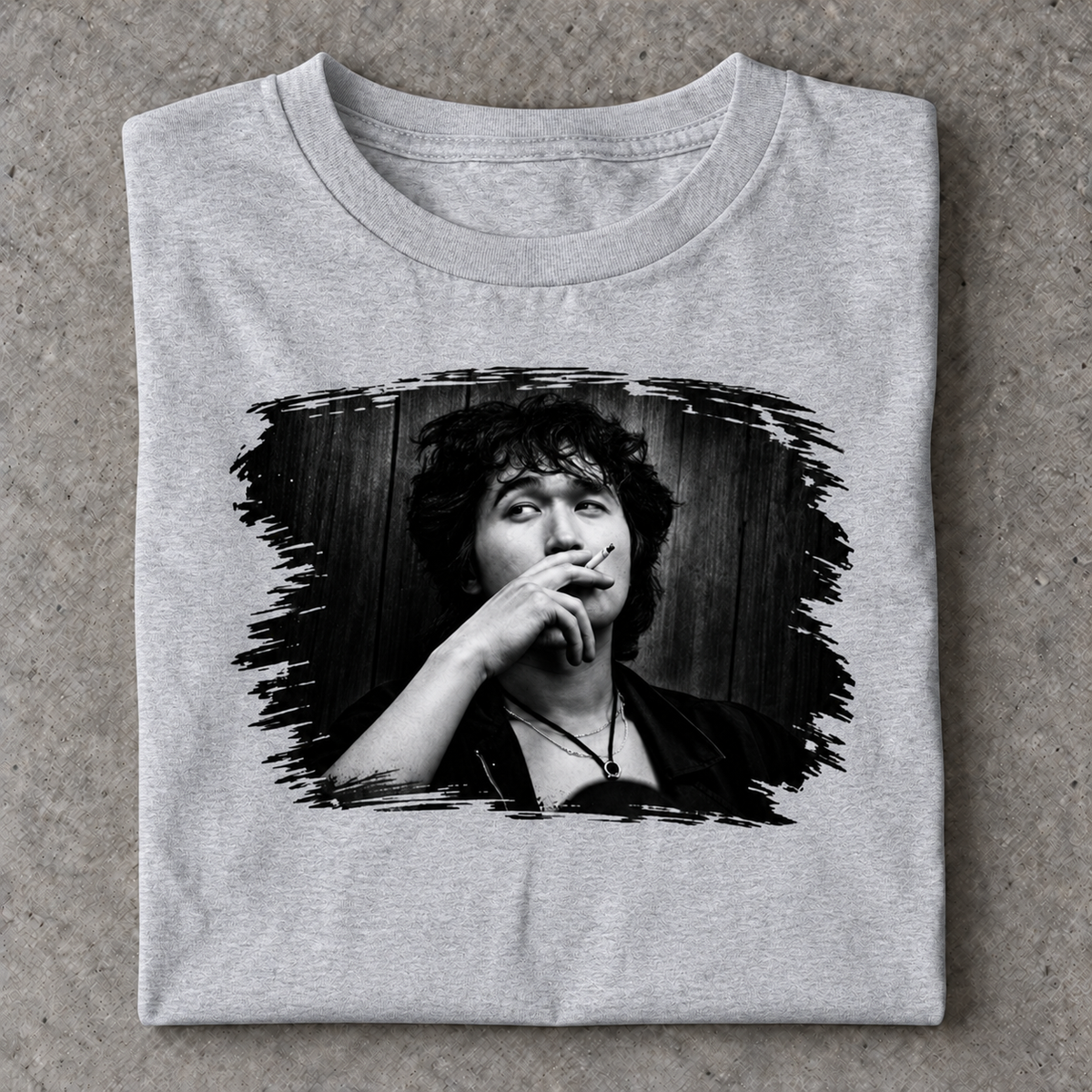 Slavikstyle coy-shirt – Sport Grey – Mockup auf Beton