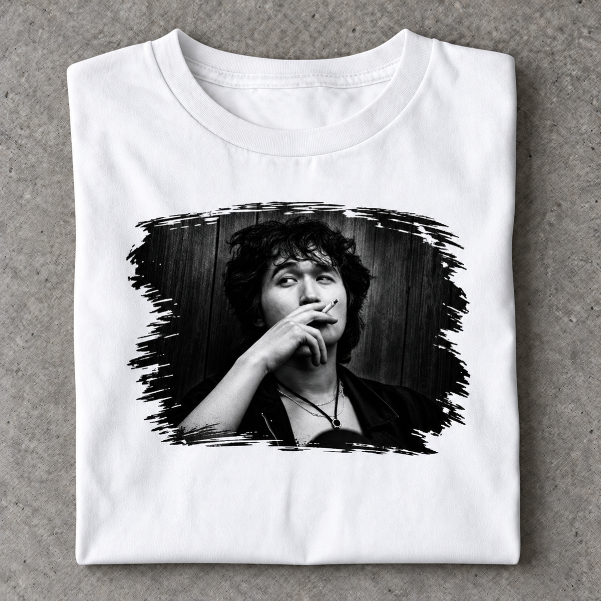 Slavikstyle coy-shirt – Weiß – Mockup auf Beton