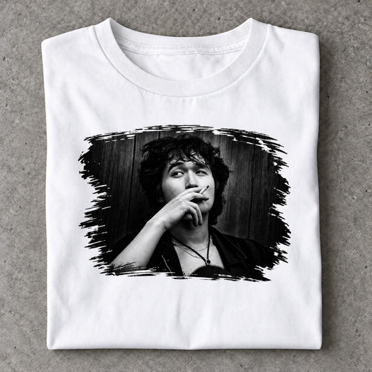 Slavikstyle coy-shirt – Weiß – Mockup auf Beton