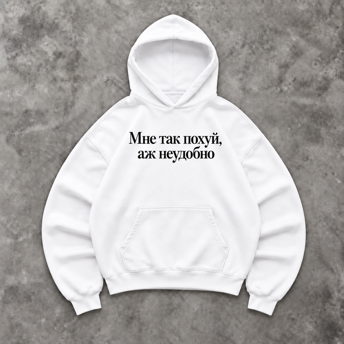 Slavikstyle ne-udobno-hoodie – Weiß – Mockup auf Beton