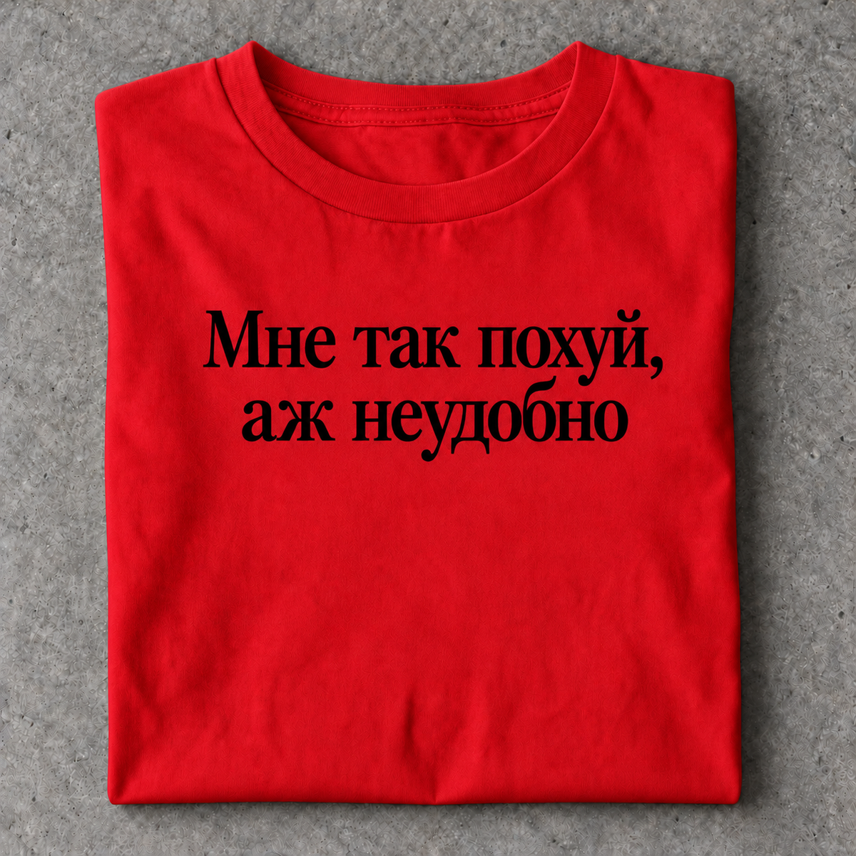 Slavikstyle ne-udobno-shirt – Rot – Mockup auf Beton