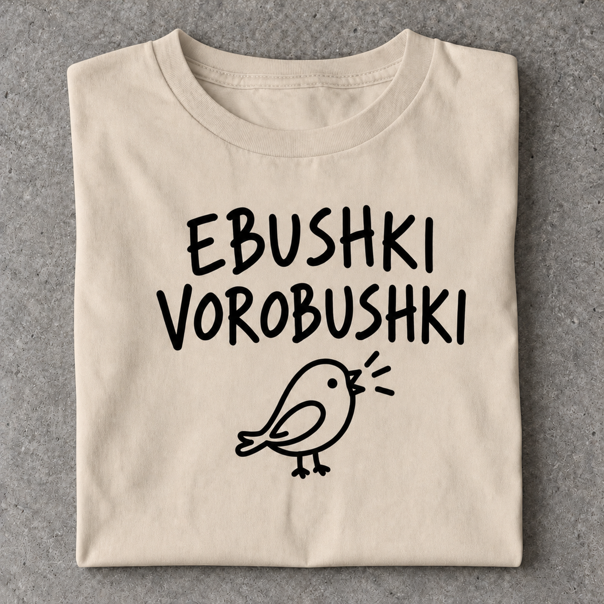 Slavikstyle vorobushki T-Shirt – Sand – Flatlay auf Beton