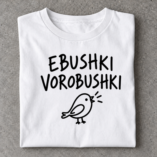 Slavikstyle vorobushki T-Shirt – Weiß – Flatlay auf Beton